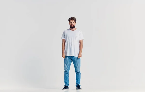 Man in wit t-shirt beweging positief licht achtergrond — Stockfoto