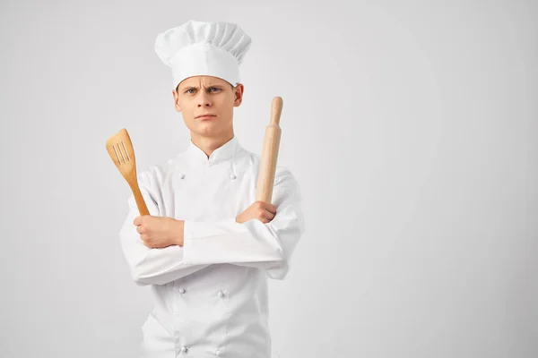 Cuoco maschio in uniforme ristorante lavoro cucina — Foto Stock