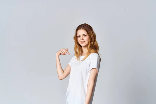 Женщина в белой футболке позирует рекламу макетов — стоковое фото