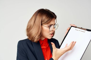 Takım elbiseli neşeli iş kadını, duygusal işler müdürü.