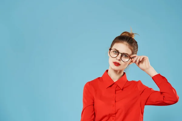 Emotivní obchodní žena v červené košili nosí brýle gestikulace s rukama práce — Stock fotografie