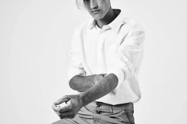 Adam modaya uygun saç stili beyaz gömlek elleri düzeltiyor Stüdyo — Stok fotoğraf