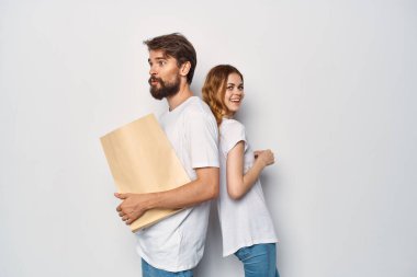 Komik adam ve kadın kese kağıdı alışveriş eğlencesi