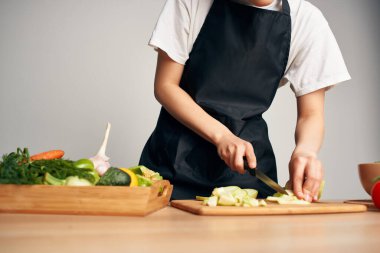 Ev hanımı sebze doğruyor. Mutfakta vitamin yiyor.