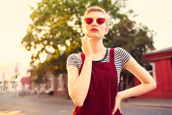 Kvinna bär solglasögon promenader staden sommar hem — Stockfoto