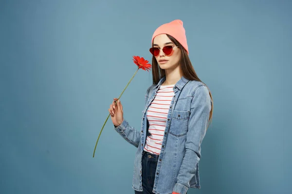 Jolie femme en chapeau rose lunettes de soleil fleur rouge romance — Photo