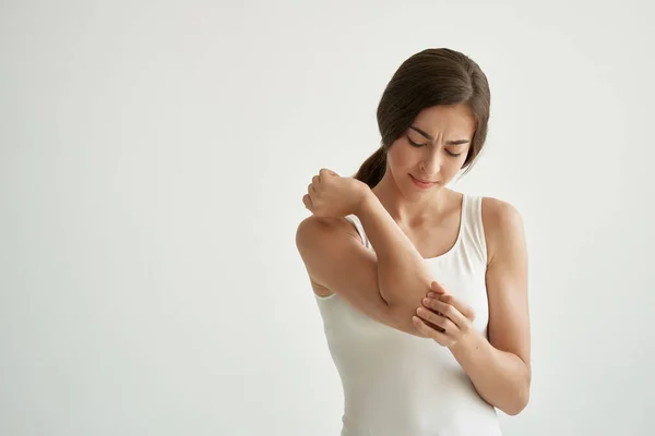Γυναίκα σε λευκό t-shirt πόνο στις αρθρώσεις προβλήματα υγείας ρευματισμούς — Φωτογραφία Αρχείου