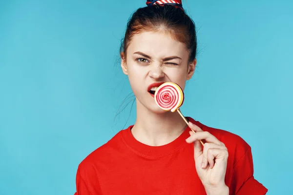 Cheerful Woman Red Shirt Holding Lollipop Blue Background High Quality — Stock Photo, Image