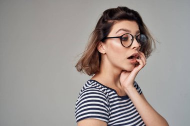 Şık giyinen güzel bir kadın. Arka planda hafif bir yaşam tarzı.