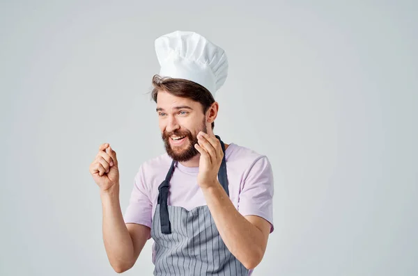 Homem chef aventais emoções trabalho profissional cozinhar — Fotografia de Stock