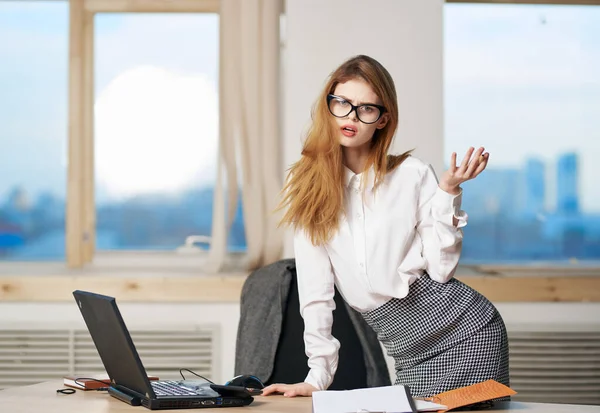 Frau Sekretärin Büro Schreibtisch Laptop-Technologie — Stockfoto