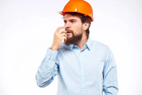 Бородатый человек работа в строительной промышленности защитная форма — стоковое фото