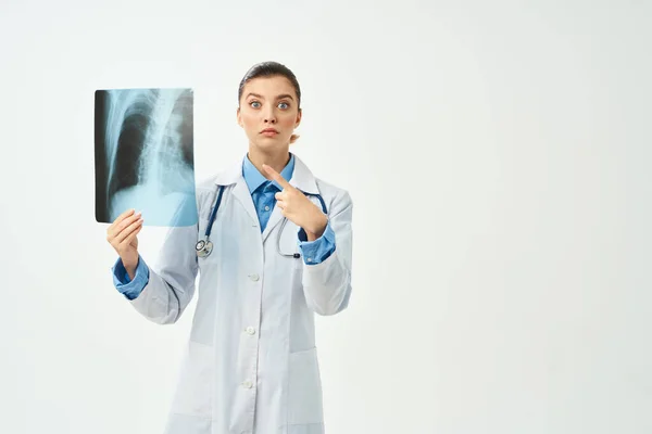Жінка-лікар одягається рентгенівська емоційна лікарня — стокове фото