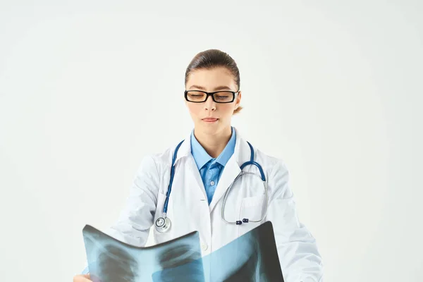 Radiologa radiologa donna esami diagnostici professionisti — Foto Stock