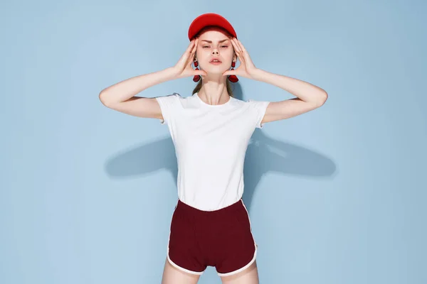 빨간 모자를 쓴 여성, 여름 패션 검투사의 고립된 배경을 그린 여성 — 스톡 사진