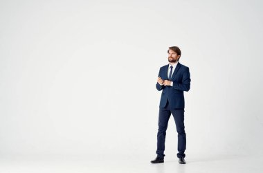 Ceketli ve kravatlı bir adam yönetici mutlu patron pozu veriyor.