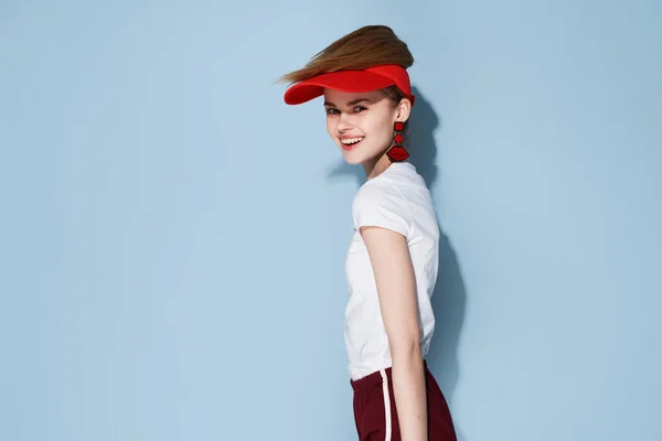 빨간 모자를 쓰고 여름 옷을 입은 매력적 인 아가씨 — 스톡 사진