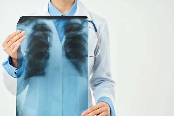 Investigación del diagnóstico de rayos X del doctor femenino — Foto de Stock