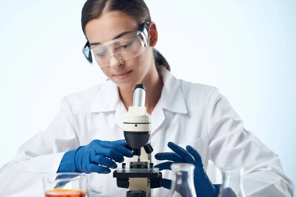 Estudio de microscopio de laboratorio médico femenino primer plano —  Fotos de Stock