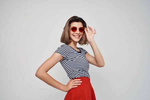 Kvinnor med glasögon mode randig t-shirt sommar isolerad bakgrund — Stockfoto