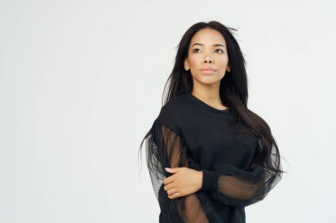 Güzel kadın Afrikalı görünümlü moda saç stili