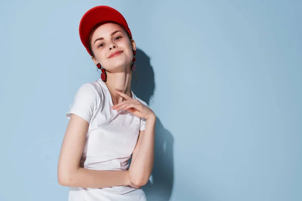 可愛い女の子で赤いキャップメイク夏服ファッション青の背景 — ストック写真