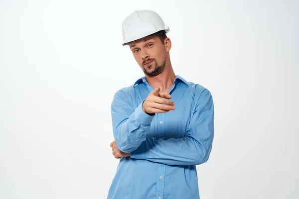 남성 건축가 화이트 헬멧은 직업적 인 산업 활동을 한다 — 스톡 사진