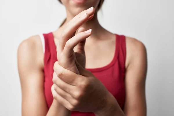 Mujer con dolor articular en los dedos artritis reumatismo — Foto de Stock