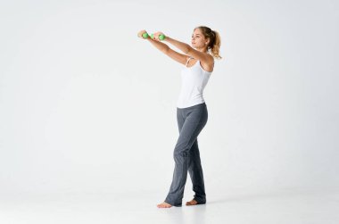 Elinde dambıl olan kadın yaşam stili fitness motivasyonu egzersizi yapıyor.