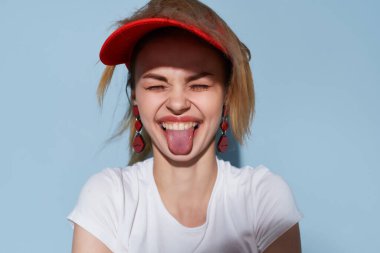 Kırmızı şapkalı güzel kadın. Moda mavisi arka plan.