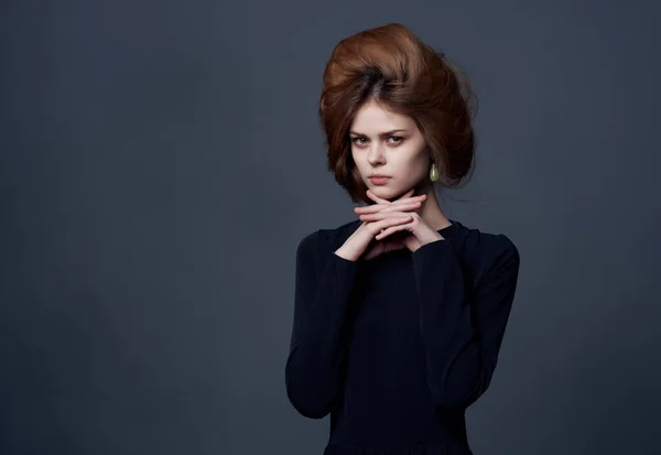 Vrouw in zwart jurk kapsel mode moderne stijl donkere achtergrond — Stockfoto