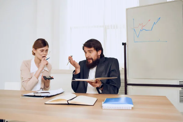 Geschäftsmann und Frau, die am Arbeitstisch sitzen, kommunizieren Emotionen eines Profis — Stockfoto