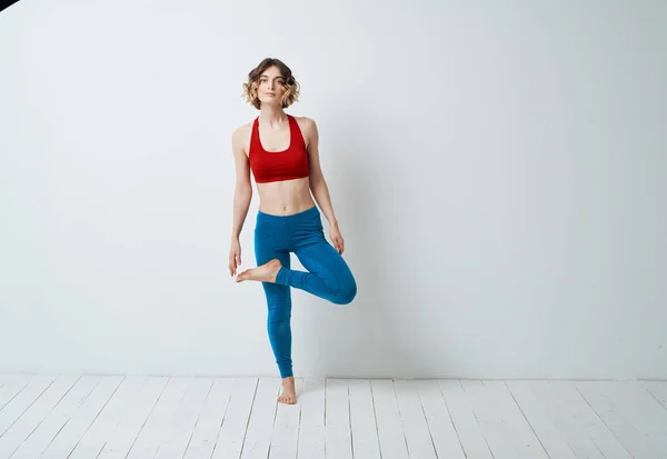 Mujer en deportes uniforme entrenamiento estiramiento fitness figura delgada —  Fotos de Stock