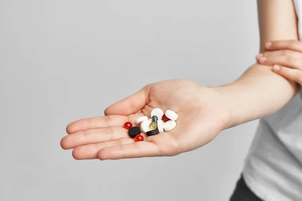 Таблетки в ладони лекарства для здоровья обезболивающее — стоковое фото
