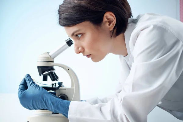 Assistente di laboratorio femminile in cerca di microscopio diagnostica scienza professionale — Foto Stock