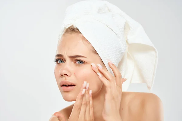 Kvinna med bara axlar ansikte hudproblem känslor dermatologi hälsa — Stockfoto