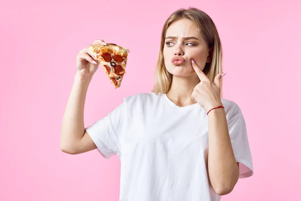 Веселая красивая женщина в белой футболке пицца закусочная быстрого питания ресторан — стоковое фото