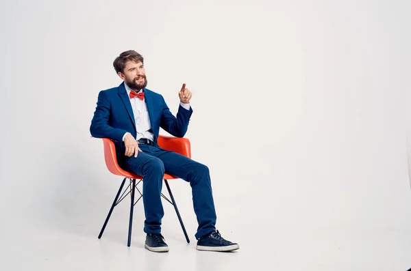 Férfi öltöny piros szék pózol professzionális üzletember — Stock Fotó