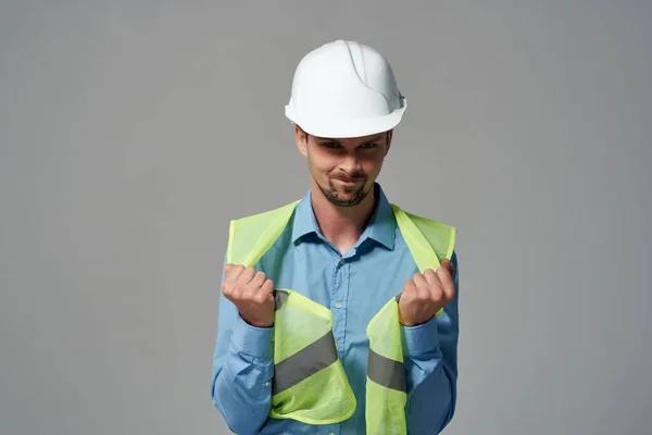 Uomo gilet riflettente professionale lavoro luce sfondo — Foto Stock