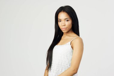 Beyaz tişörtlü güzel Afrikalı Amerikalı kadın. Çekici görünüyor. Kozmetik.