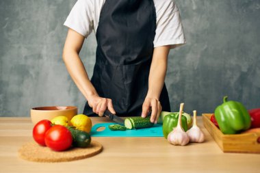 Ev hanımı sağlıklı salata yiyor.