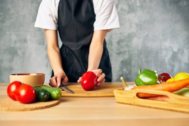 Ev hanımı mutfakta sebze salata diyeti yapıyor.