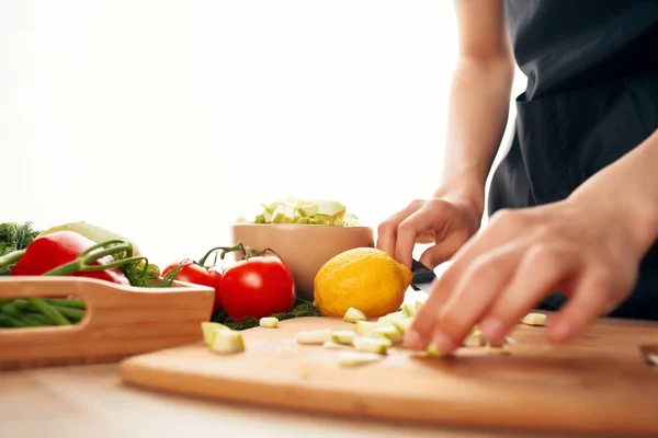 Tagliare verdure su un tagliere ingredienti per insalata verdure fresche — Foto Stock