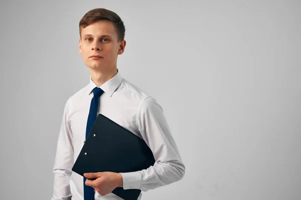 Chemises homme d'affaires avec cravate papiers bureau studio — Photo