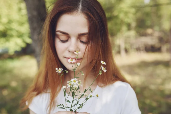 Donna dai capelli rossi con mazzo di fiori natura alberi vacanze estive — Foto Stock