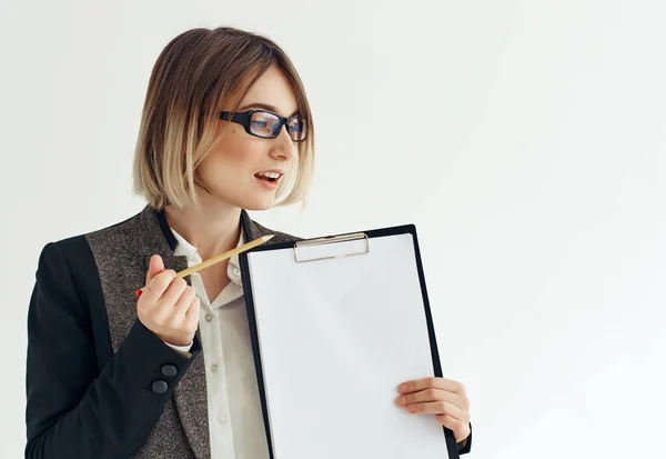 Ділова жінка в окулярах документи офіс професійний світлий фон — стокове фото