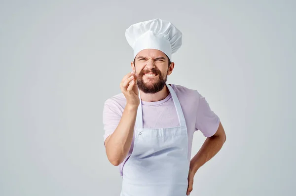 Chef masculino emocional trabalhando em um serviço de cozinha restaurante — Fotografia de Stock