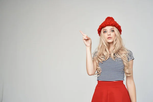 Bella donna in una t-shirt a righe Red Hat posa Studio — Foto Stock