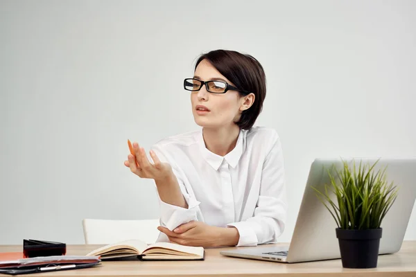 Femme manager dans le bureau avec des lunettes confiance en soi Studio Lifestyle — Photo