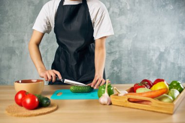 Ev hanımı mutfakta sebze salata diyeti yapıyor.